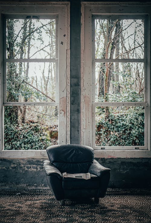 靠窗的椅子的照片 · 免费素材图片