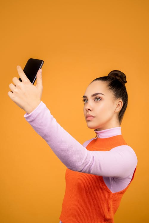 粉色和橙色的长袖，以自拍照的女人 · 免费素材图片