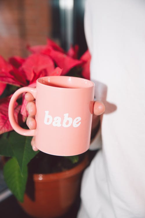 粉红陶瓷马克杯与贝贝打印 · 免费素材图片