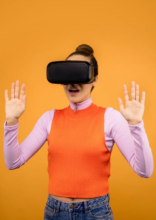 长袖的女人对虚拟现实感到惊讶 · 免费素材图片