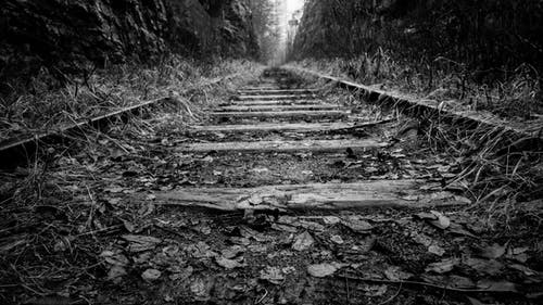 火车铁路的灰度摄影 · 免费素材图片