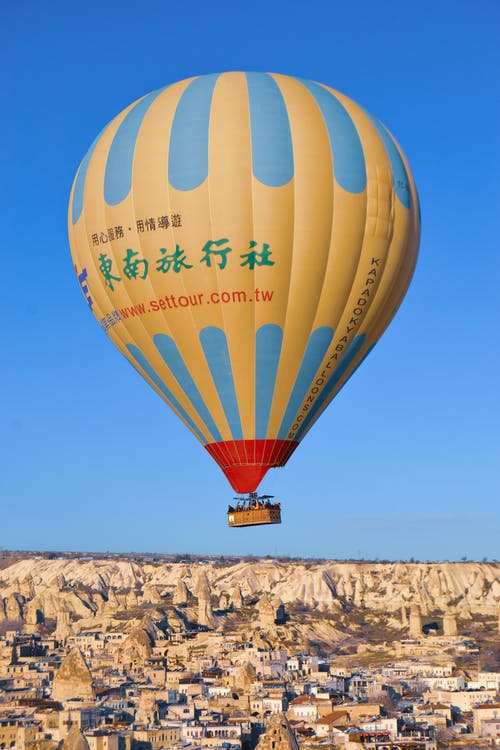 热气球飞越小镇 · 免费素材图片
