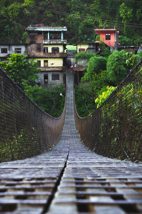 棕色木制吊桥河上 · 免费素材图片