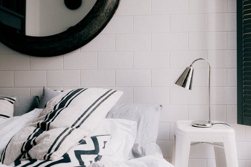 白色和黑色斑马打印枕在白色沙发上 · 免费素材图片