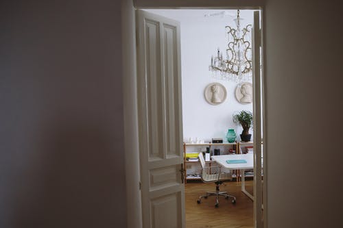白漆成白色的房间里的木桌 · 免费素材图片