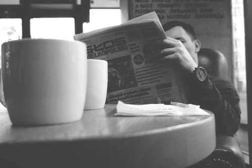 男人读报纸 · 免费素材图片