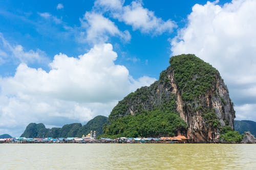 多云的天空对一个小岛的风景 · 免费素材图片