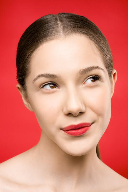红色的唇膏和红色背景的女人 · 免费素材图片