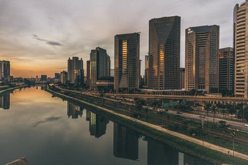 夜晚的城市风景 · 免费素材图片