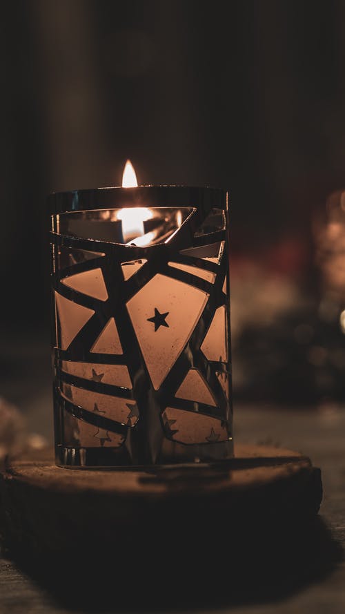 黑色金属烛台中的点燃的蜡烛 · 免费素材图片