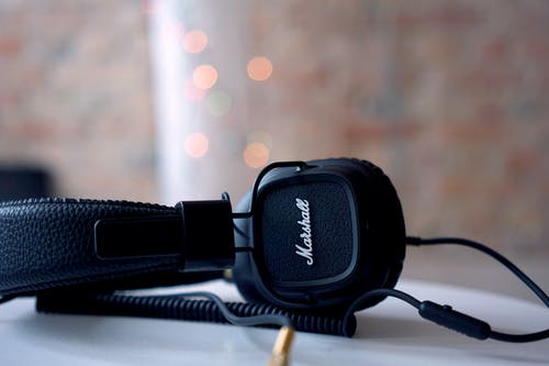 黑色马歇尔耳机 · 免费素材图片
