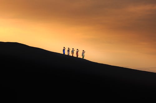五人站在山上 · 免费素材图片