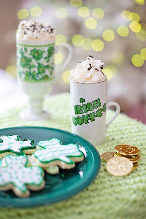 一盘饼干旁边的白色和绿色陶瓷杯 · 免费素材图片