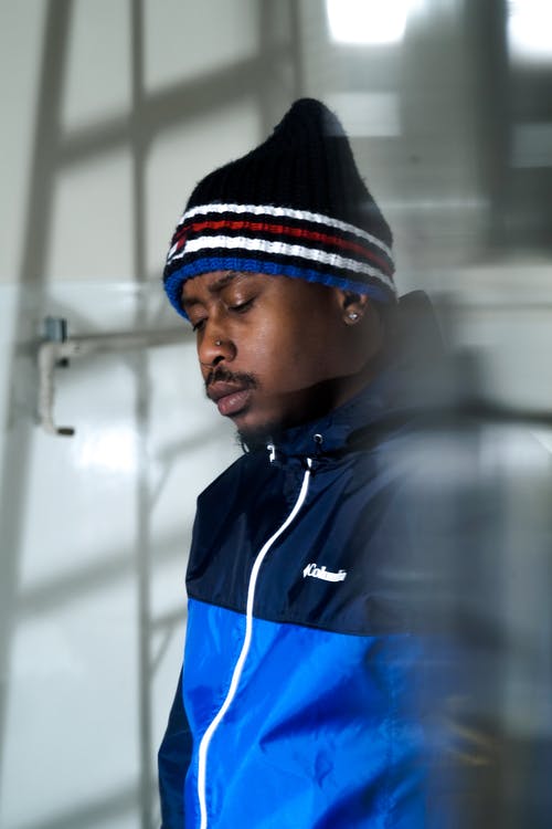 穿蓝夹克的男人的照片 · 免费素材图片