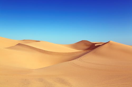 蓝天下的沙漠 · 免费素材图片