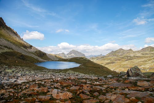 蓝天映衬的群山风景 · 免费素材图片