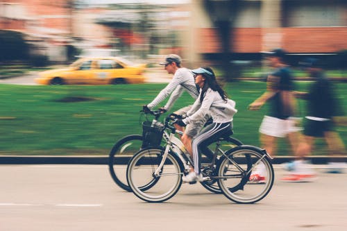 女人和男人骑自行车 · 免费素材图片