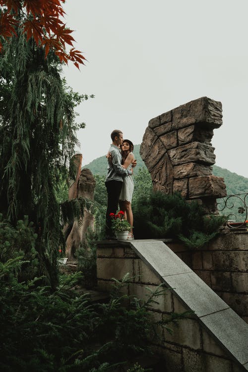 几个站在混凝土楼梯上 · 免费素材图片