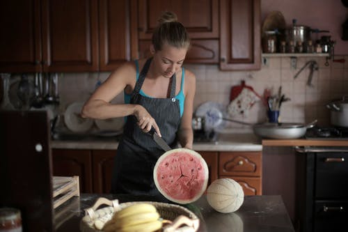 女人切片西瓜 · 免费素材图片