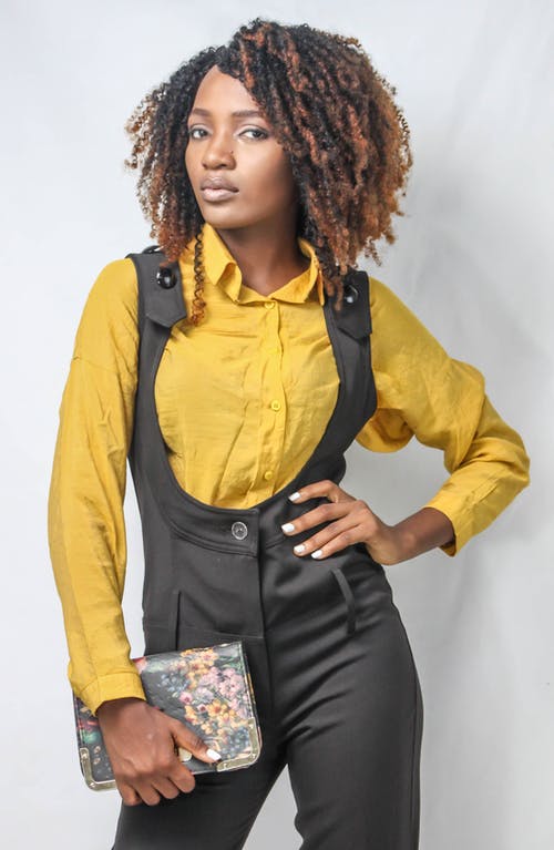 黄色衬衫和黑色粗斜纹棉布的女人 · 免费素材图片