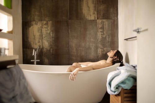 躺在浴缸上的女人 · 免费素材图片