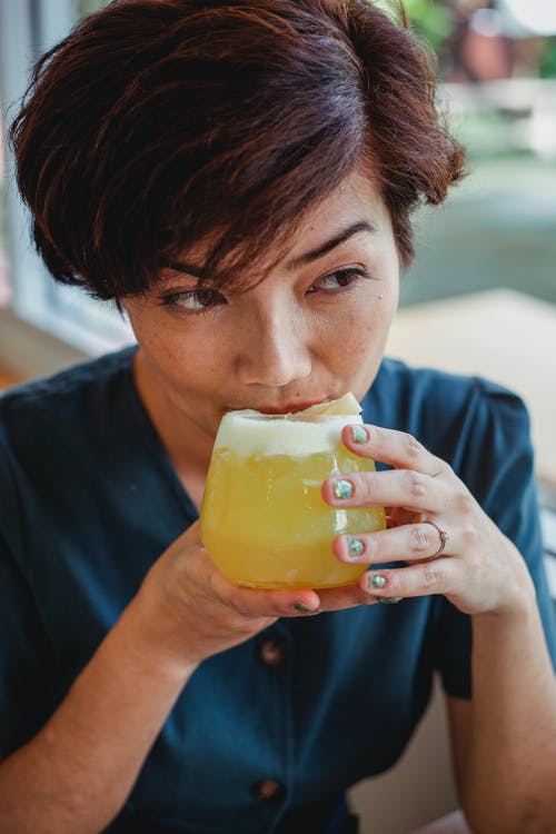 亚洲女人喝新鲜的饮料 · 免费素材图片