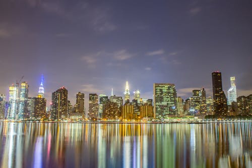夜间在水面上的城市天际线 · 免费素材图片