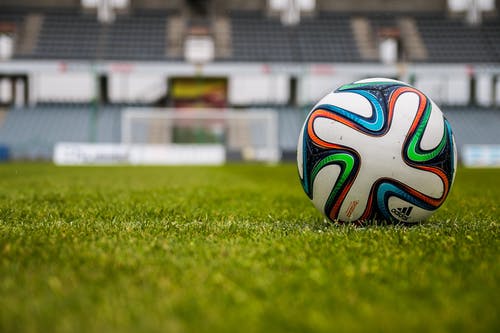 蓝色橙色黑色绿色白色adidas足球在绿色的田野 · 免费素材图片