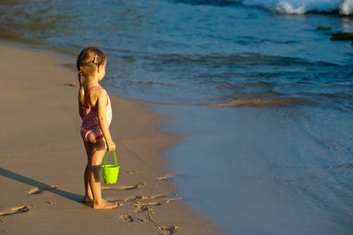 女孩在海边举行桶 · 免费素材图片