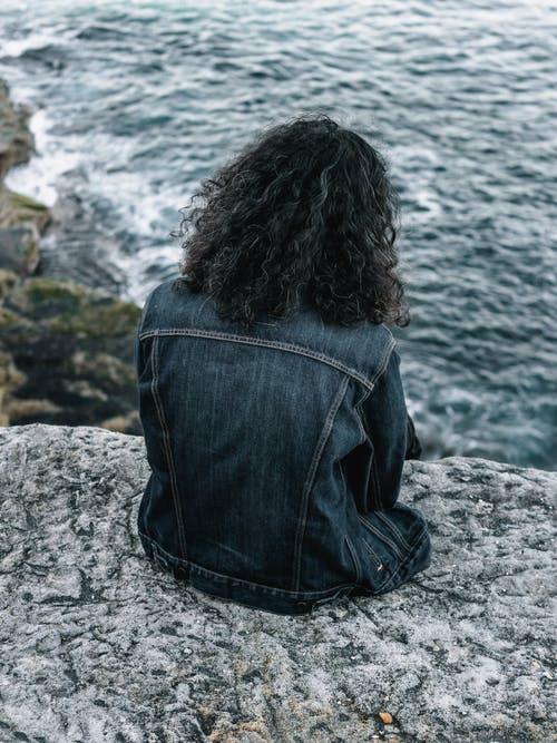女人坐在悬崖上 · 免费素材图片