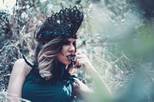 女人穿着绿色的王冠 · 免费素材图片