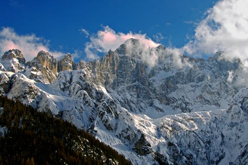 蓝蓝的天空下的大雪覆盖的山脉 · 免费素材图片