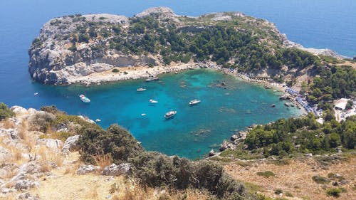 船在水面上 · 免费素材图片