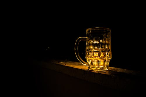 夜间有饮料的透明玻璃杯 · 免费素材图片