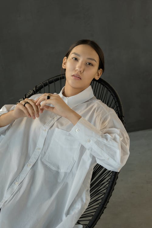 女人穿着白色礼服衬衫的照片 · 免费素材图片