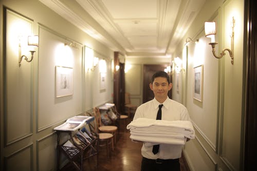 男子手持白色亚麻广告白毛巾 · 免费素材图片