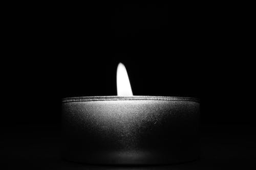 蜡烛在黑色背景的特写镜头 · 免费素材图片