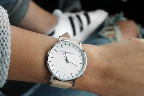 阿迪达斯白色和黑色superstar背后的米色表带银色圆形模拟手表 · 免费素材图片