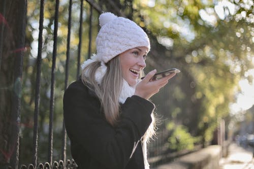 女人穿着白色帽子的照片 · 免费素材图片