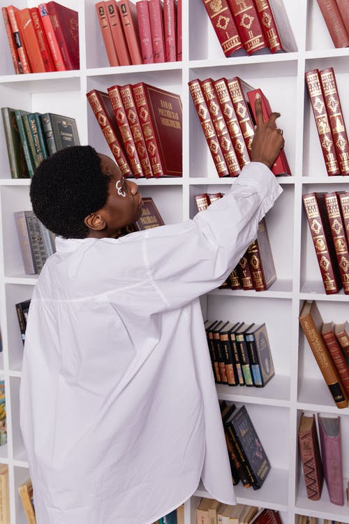 有关图书, 垂直拍摄, 女人的免费素材图片