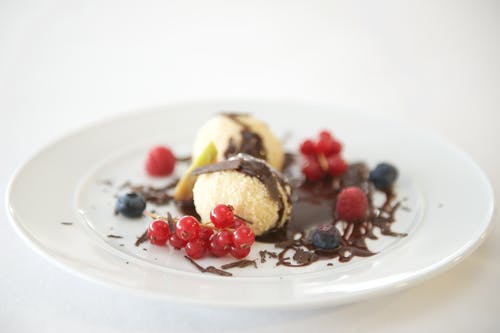 覆盆子，蓝莓和巧克力冰淇淋 · 免费素材图片