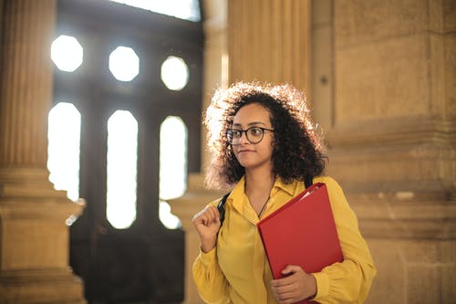 女人控股红书活页夹 · 免费素材图片