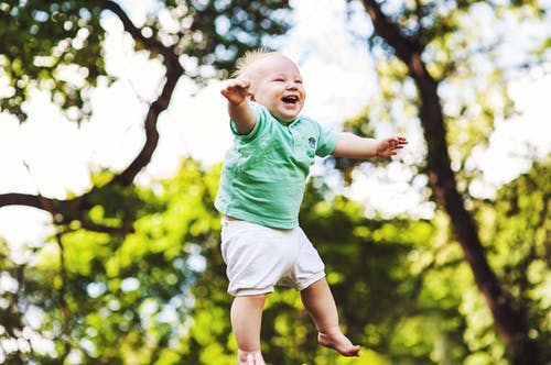 笑的婴儿漂浮在空中 · 免费素材图片