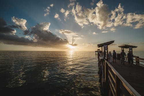 日落期间海对天空的风景 · 免费素材图片