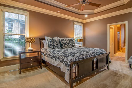 卧室内的棕色木制床 · 免费素材图片