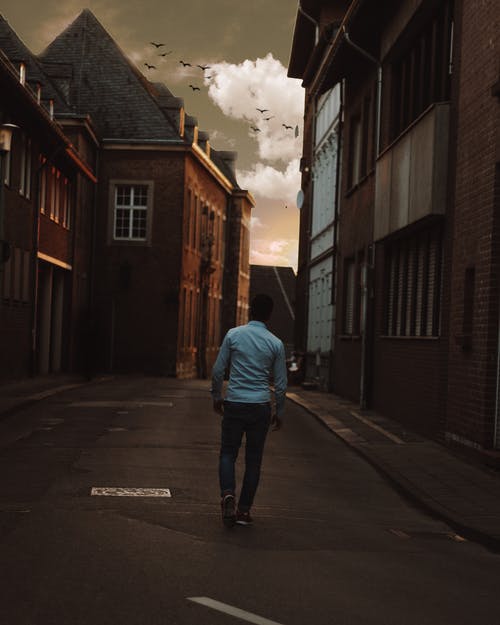 在城里的街道上独自行走的人 · 免费素材图片