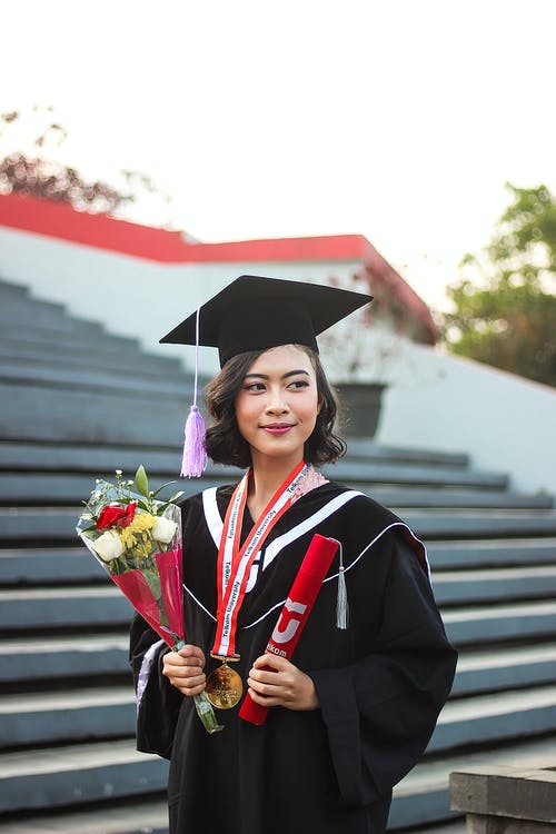 学术着装和毕业帽子的女人 · 免费素材图片