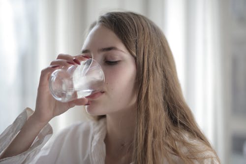 女人喝水 · 免费素材图片