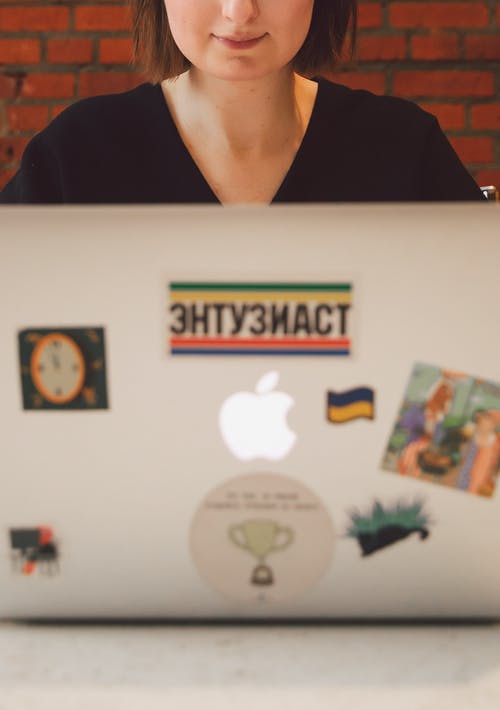 使用笔记本电脑的女人 · 免费素材图片