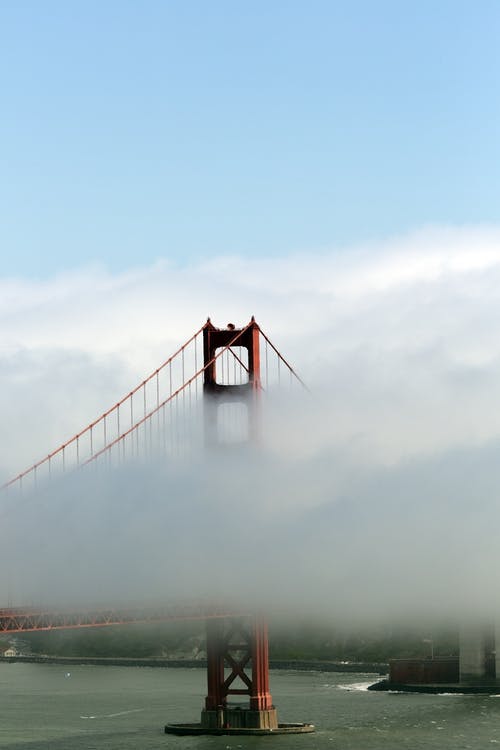 桥被云覆盖 · 免费素材图片